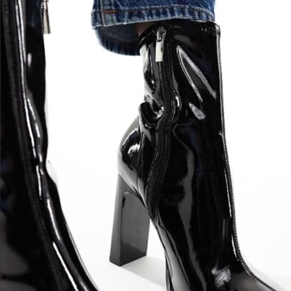 LE CHÂTEAU | Faux leather ankle boots - Picture 2 of 12